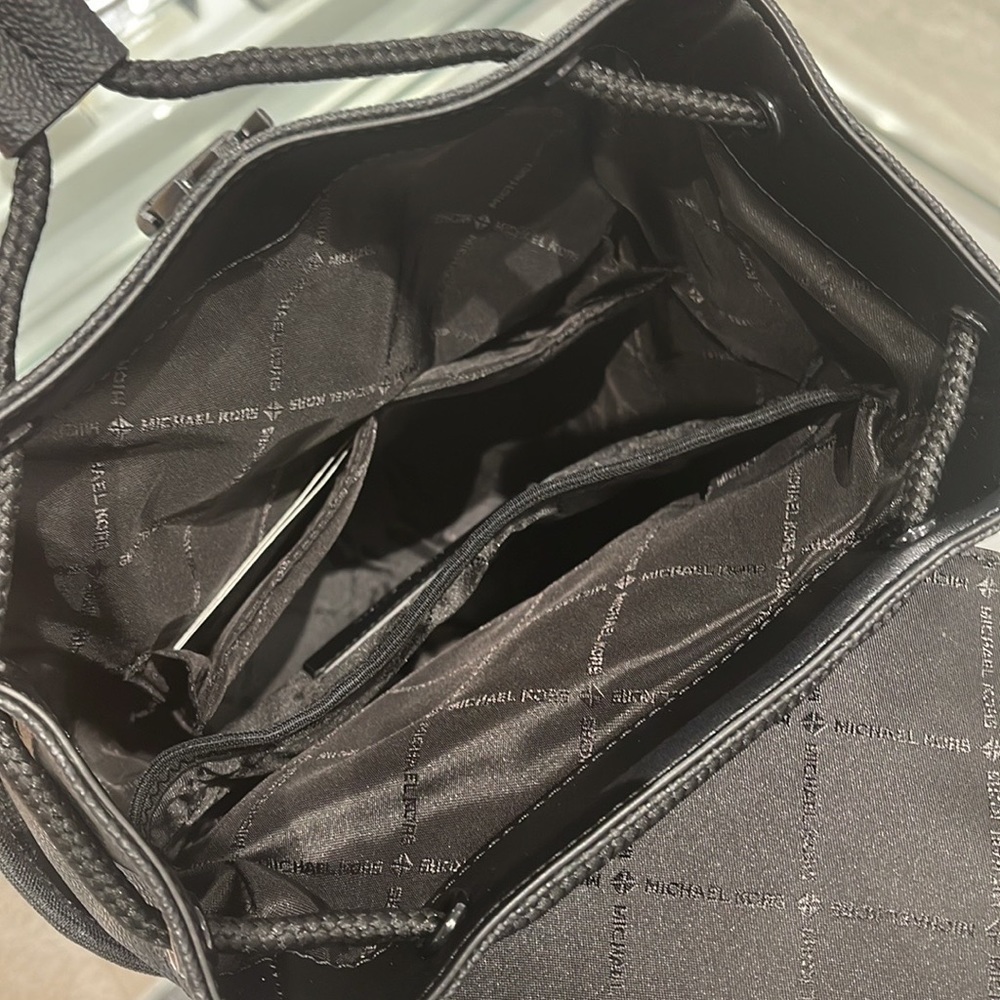 MICHAEL KORS MENS
Cooper Logo Sling Pack
Style# 37S3LCOC2B
COLOR: Black
NWT - Picture 16 of 16